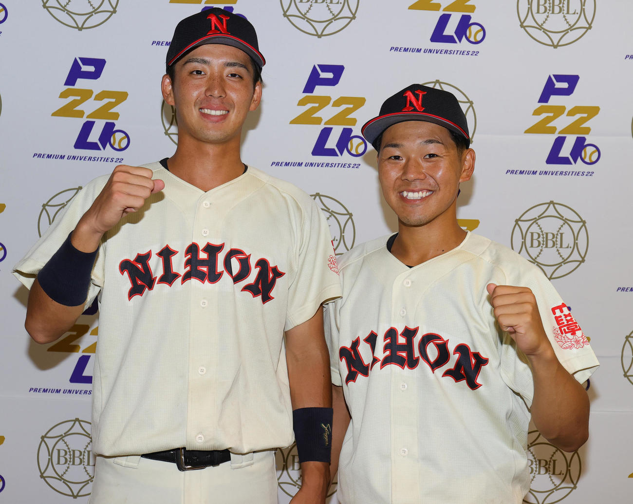 亜大対日大　開幕戦をサヨナラ勝ちで飾り笑顔でガッツポーズの日大・高垣（左）と小濃（撮影・野上伸悟）