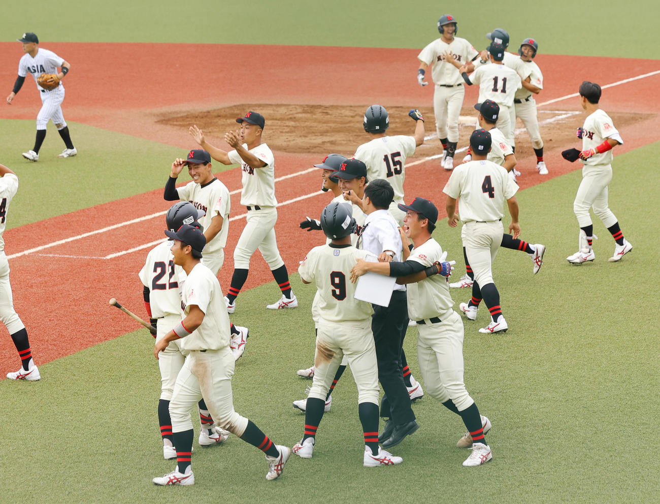 亜大対日大　9回裏日大1死一、三塁、高垣（奥左）の左前サヨナラ安打に盛り上がる日大の選手たち（撮影・野上伸悟）