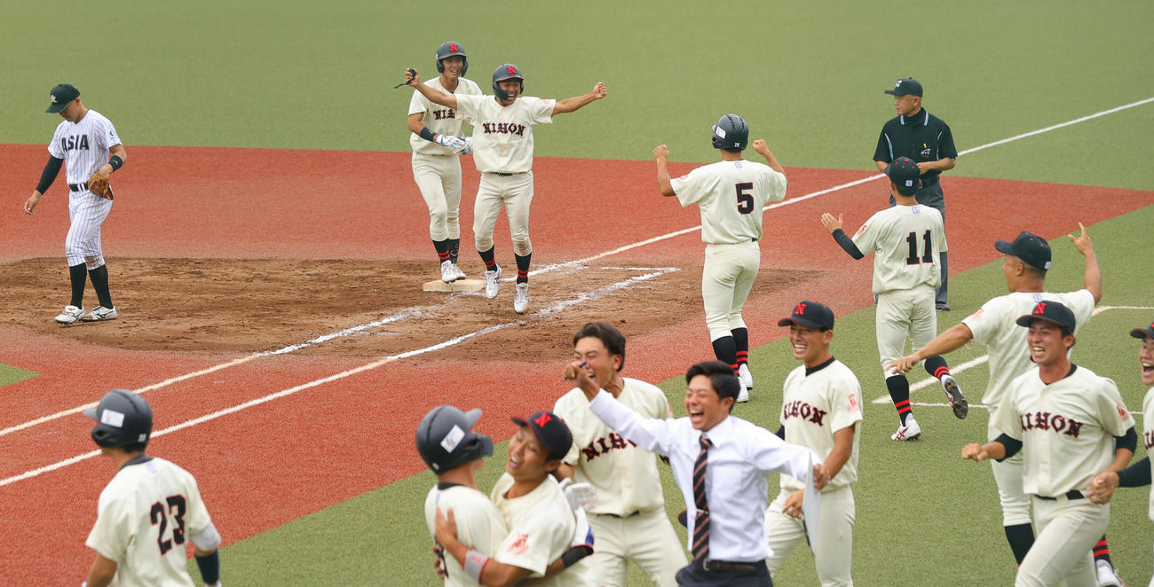 亜大対日大　9回裏日大1死一、三塁、高垣（奥左）の左前サヨナラ安打に盛り上がる日大の選手たち（撮影・野上伸悟）