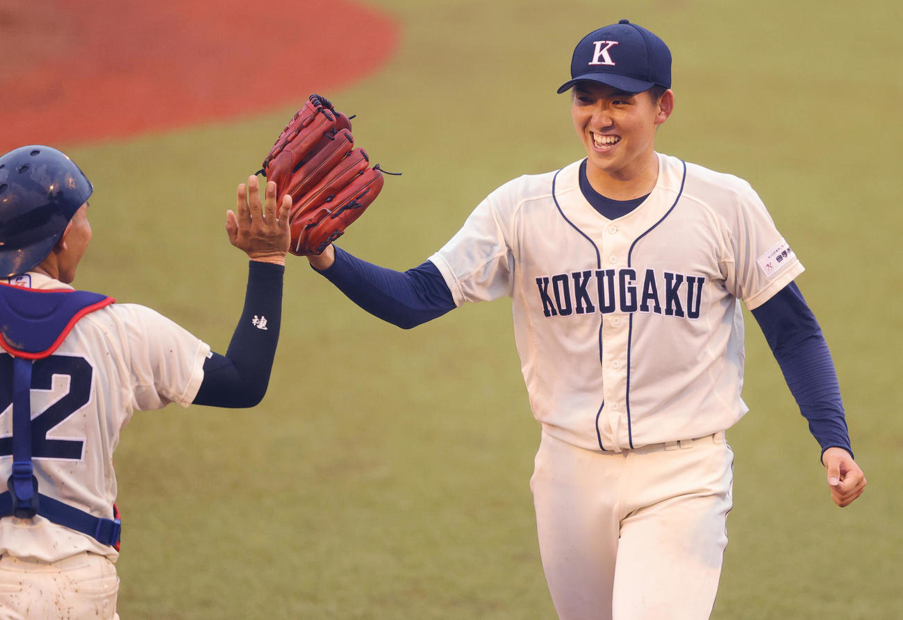 国学院大対青学大　完封勝利を挙げ喜ぶ国学院大・武内（撮影・野上伸悟）