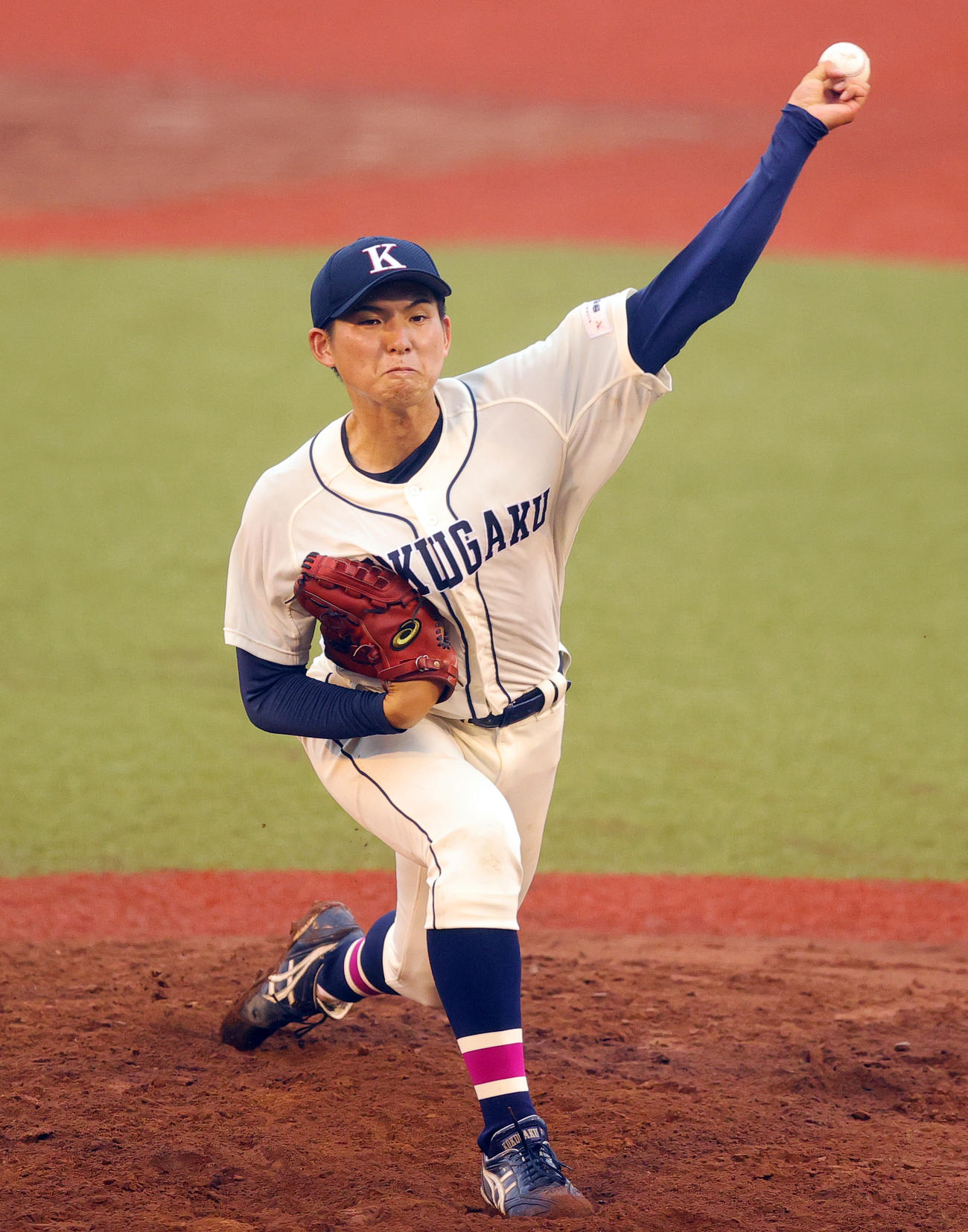 国学院大対青学大　力投する国学院大先発の武内（撮影・野上伸悟）