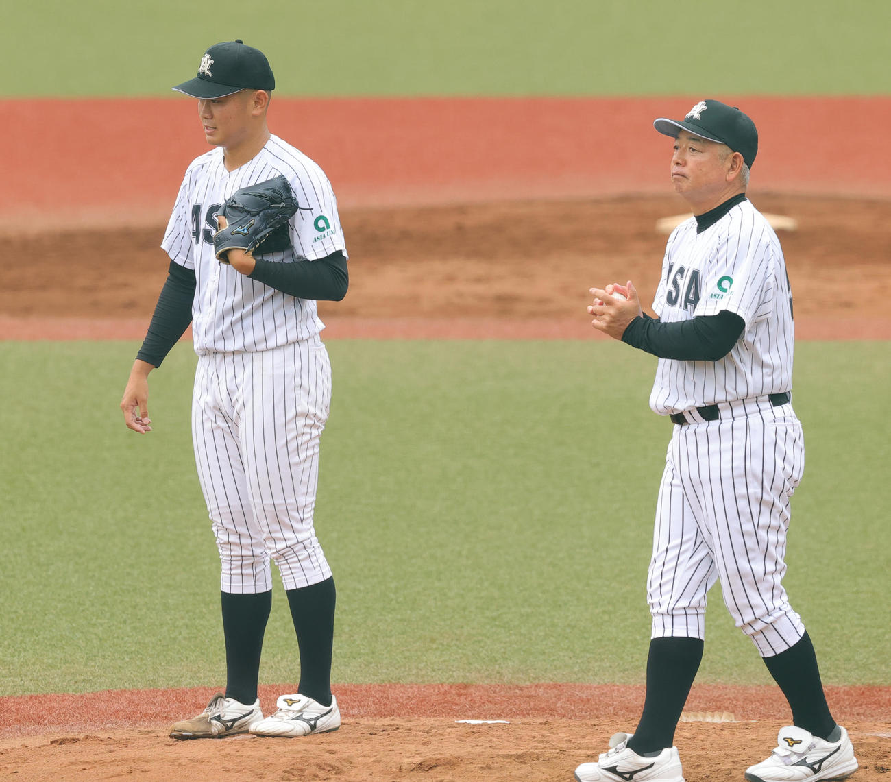 亜大対日大　9回裏日大1死二、三塁、降板する青山。右は生田監督（撮影・野上伸悟）
