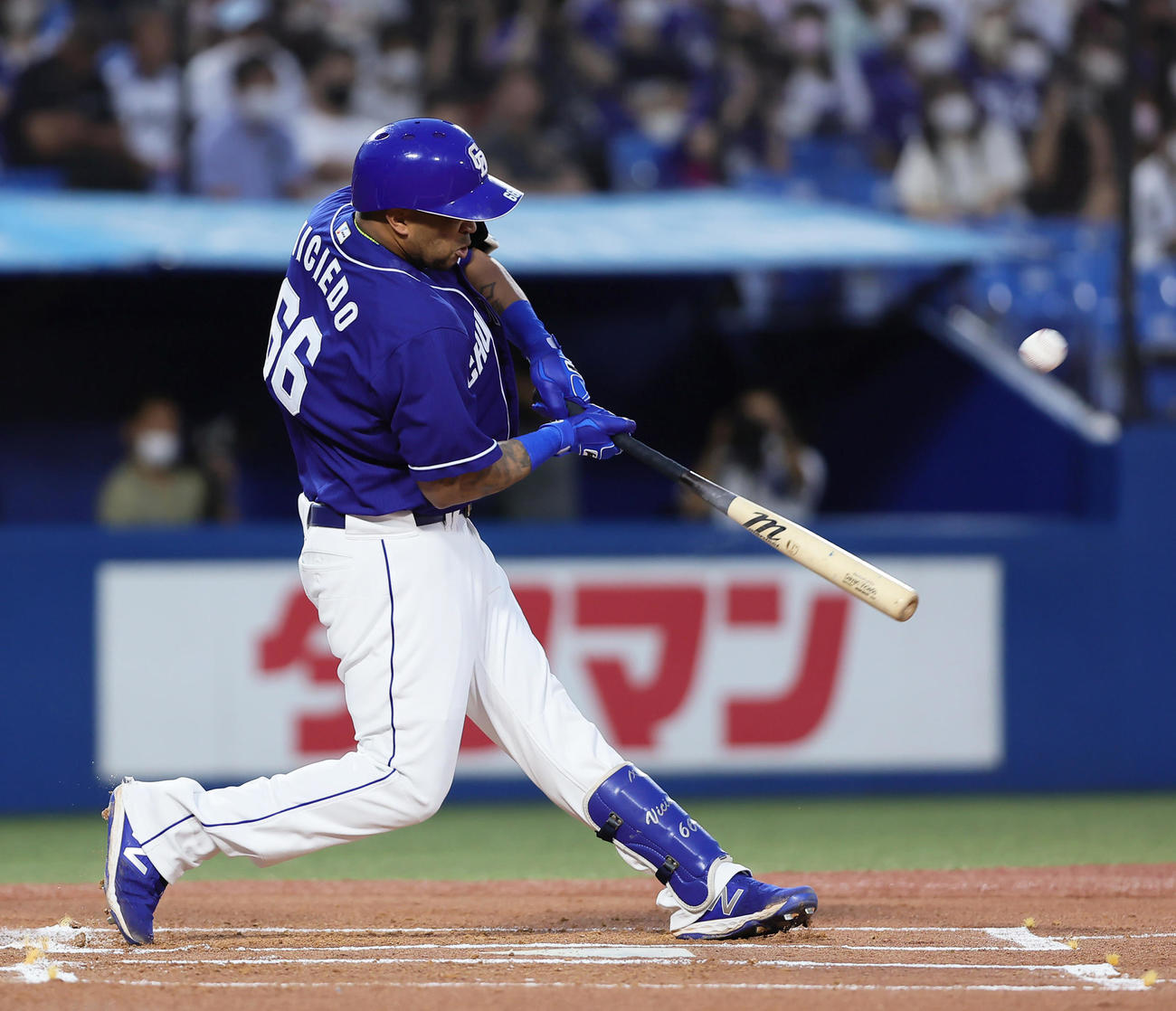 ヤクルト対中日　1回表中日2死一塁、ビシエドは左越え適時二塁打を放つ（撮影・足立雅史）