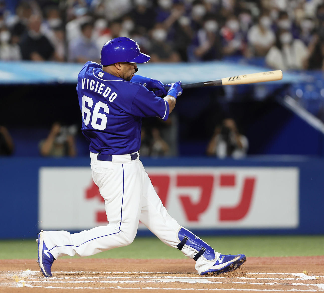 ヤクルト対中日　6回表中日1死、ビシエドは左越え本塁打を放つ（撮影・足立雅史）