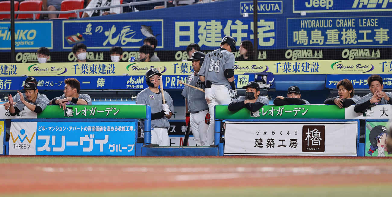 ロッテ対オリックス　9回裏ロッテ無死、高部（38番）が三振に倒れ厳しい表情のロッテナイン（撮影・垰建太）