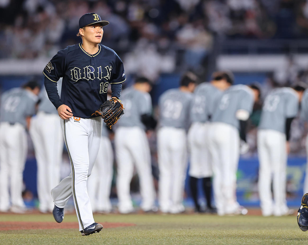 ロッテ対オリックス　完投勝利のオリックス山本はロッテナインを背に引き揚げる（撮影・垰建太）
