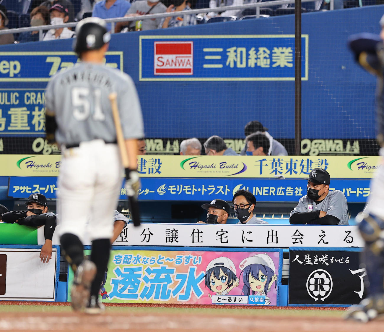 ロッテ対オリックス　5回裏ロッテ無死、山口（手前）が空振り三振に倒れ渋い表情の井口監督（撮影・垰建太）