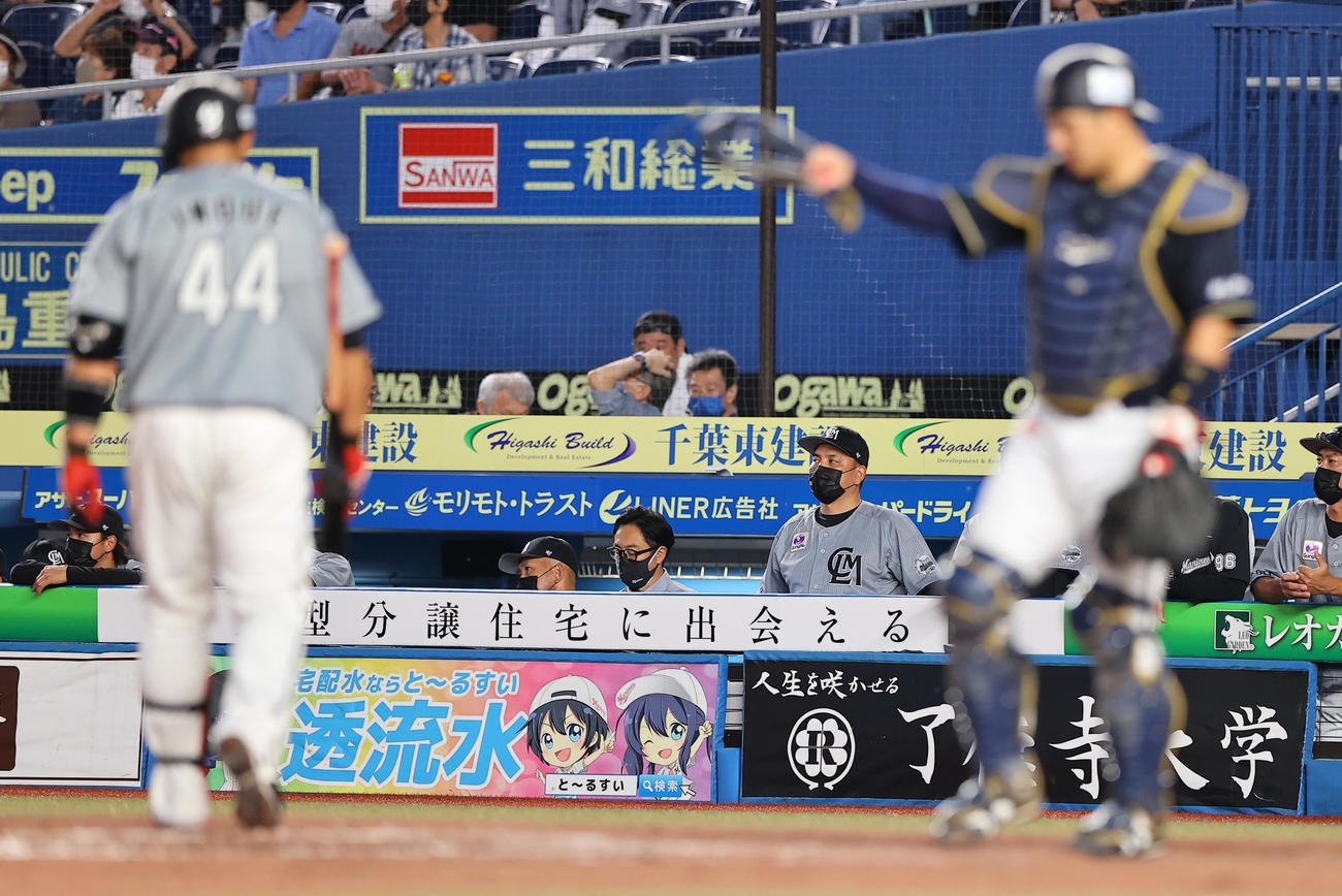 ロッテ対オリックス　5回裏ロッテ1死、井上（手前左）が空振り三振に倒れ渋い表情の井口監督（中央右）（撮影・垰建太）