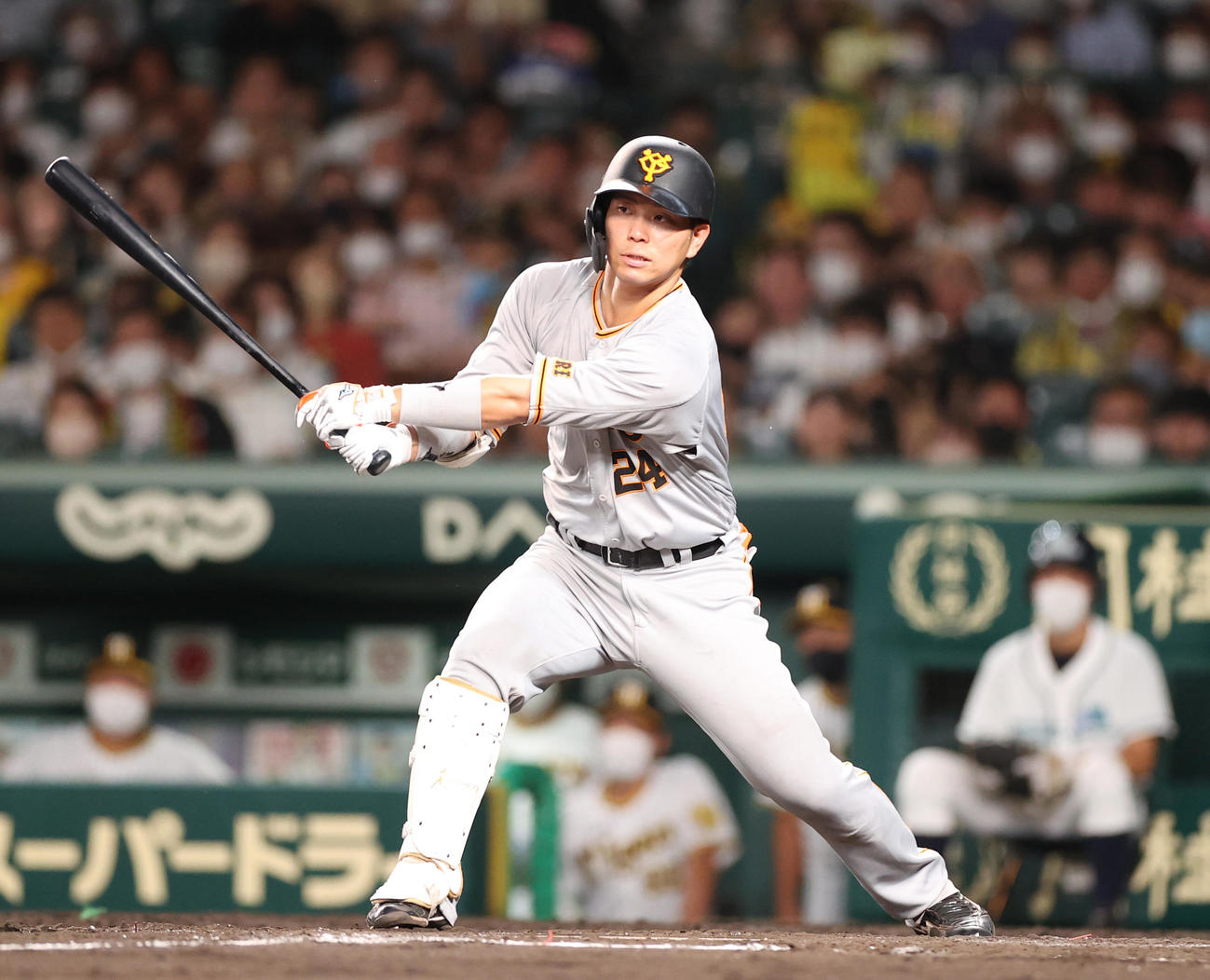 阪神対巨人　5回表巨人無死三塁、適時打を放つ大城（撮影・狩俣裕三）