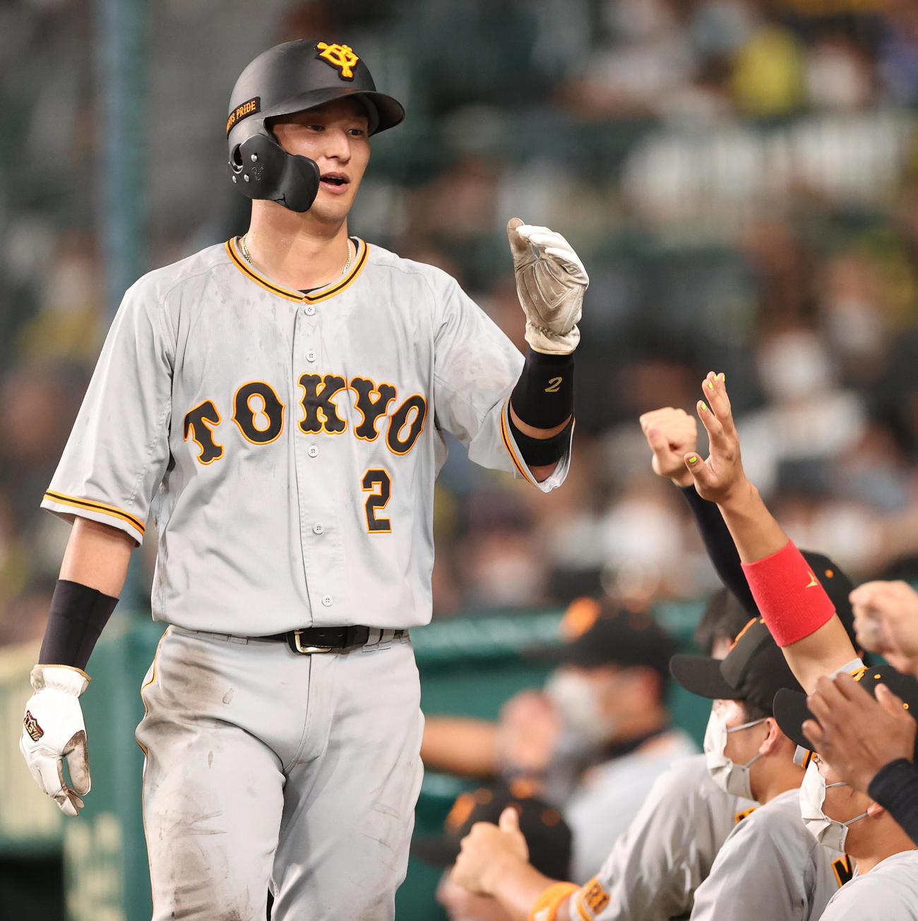 阪神対巨人　5回表巨人無死三塁、大城の適時打で生還し、チームメートに迎えられる吉川（撮影・狩俣裕三）