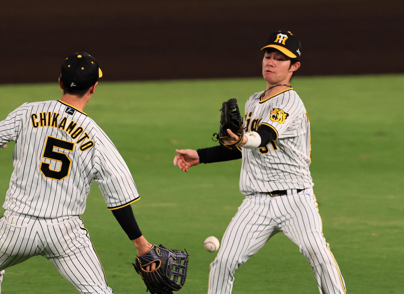 阪神対巨人　7回表巨人2死一、二塁、中野（右）と近本は岡本和の打球をお見合いする形で適時二塁打としてしまう（撮影・加藤哉）