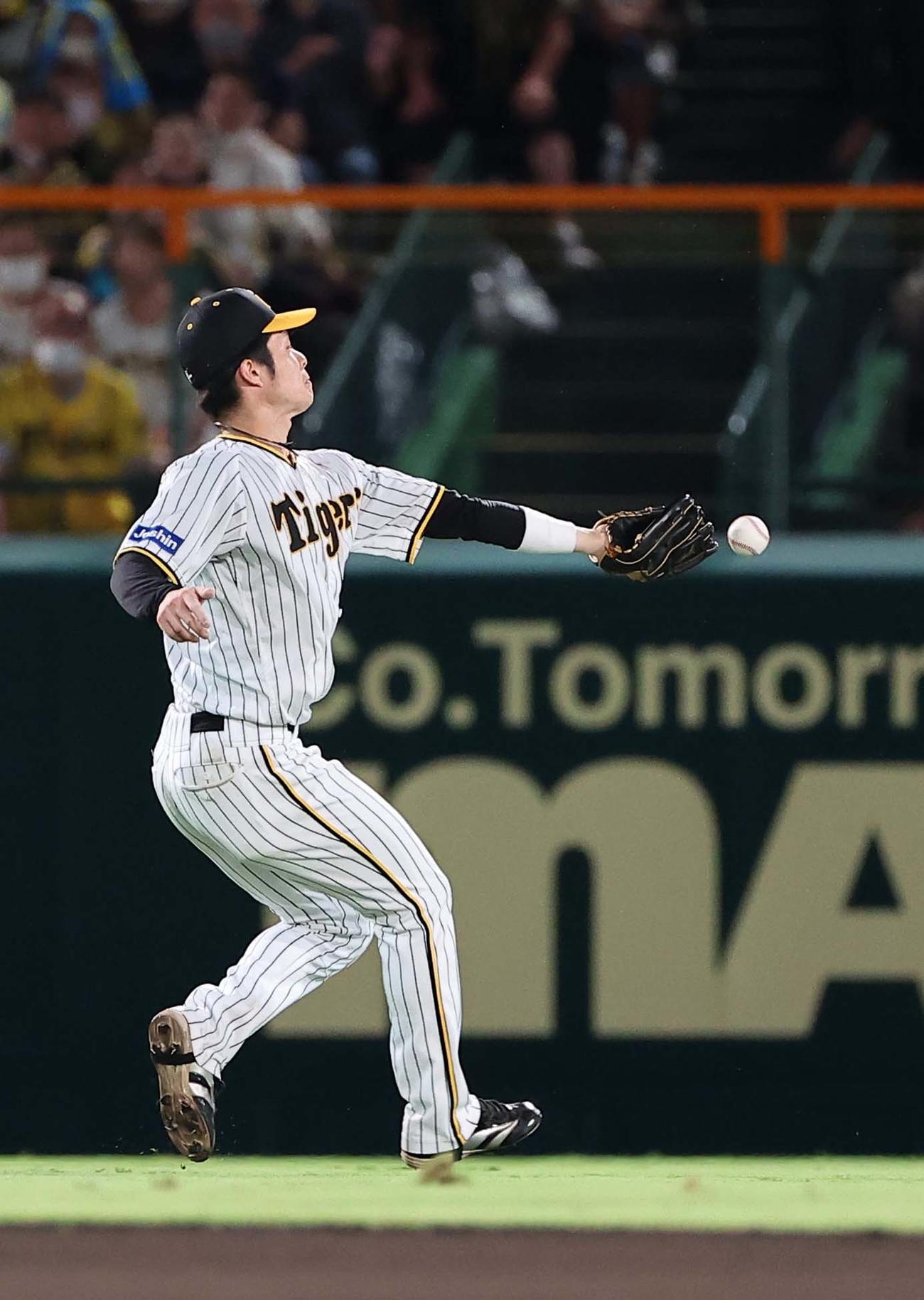 阪神対巨人　7回表巨人2死一、二塁、中野は岡本和の打球を追うも捕れず2点適時二塁打を許す（撮影・上田博志）