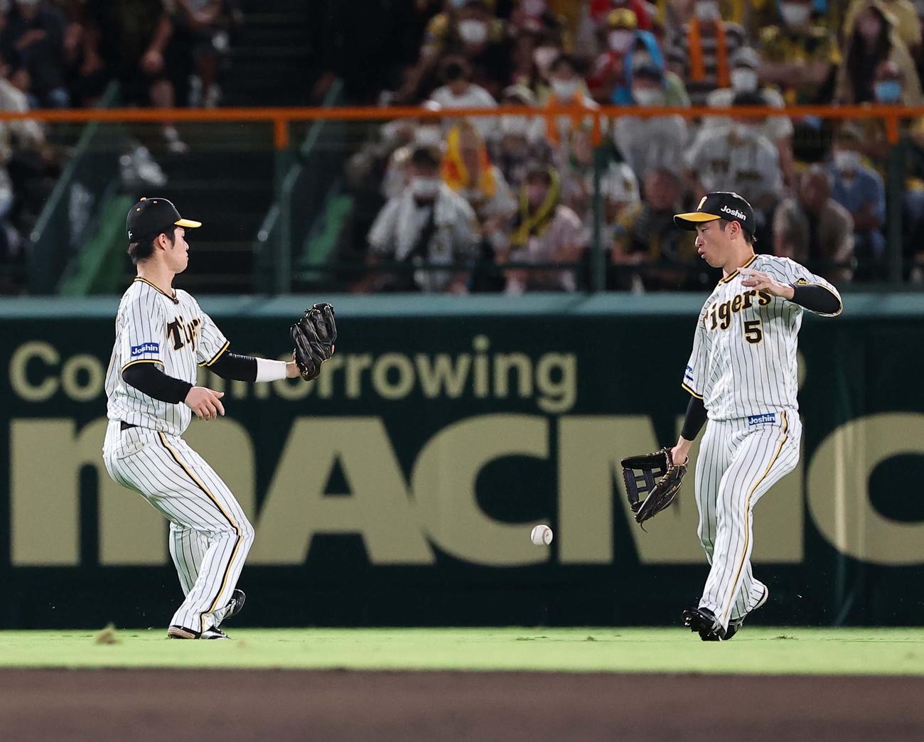 阪神対巨人　7回表巨人2死一、二塁、中野（左）は岡本和の打球を追うも捕れず2点適時二塁打を許す（撮影・上田博志）