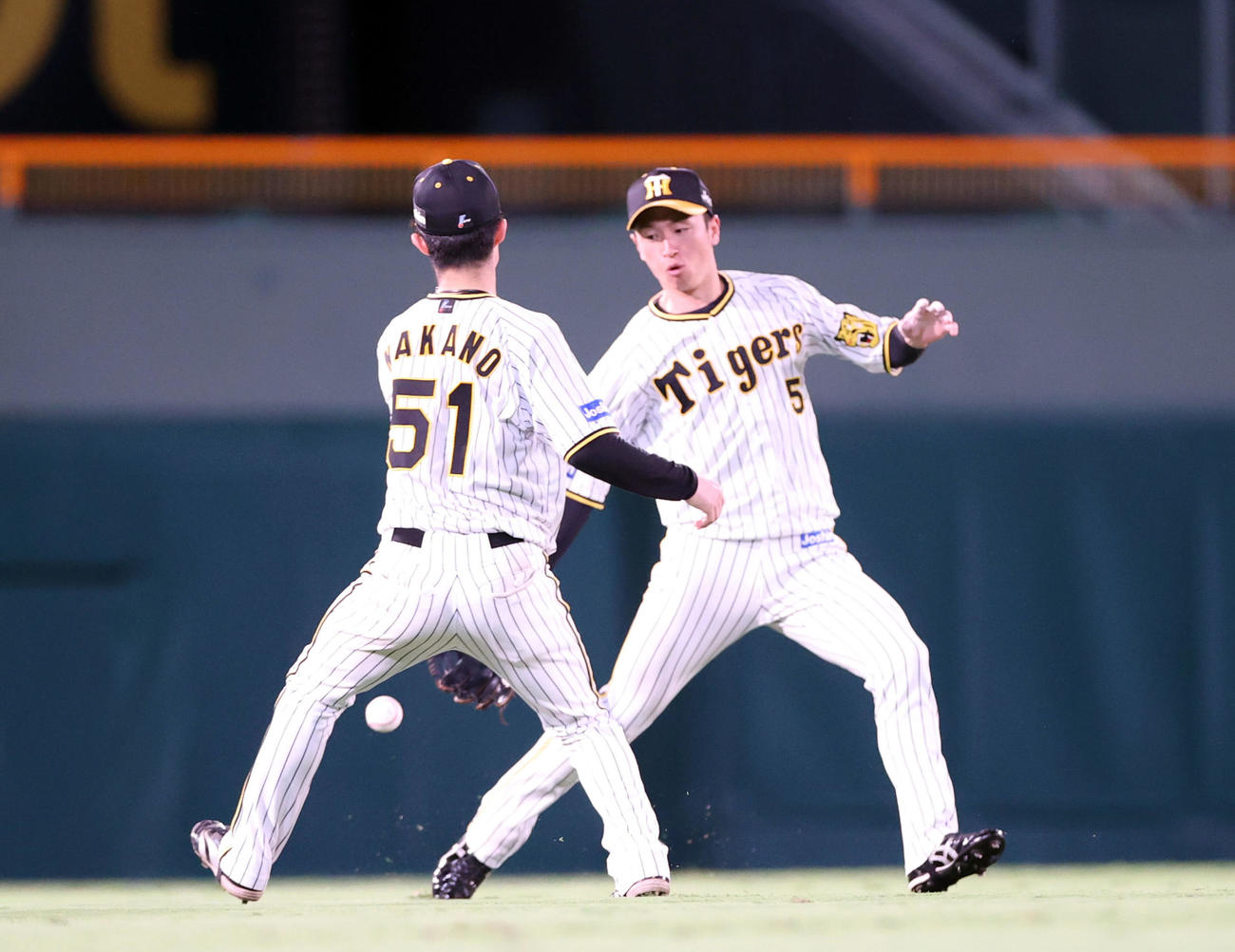 阪神対巨人　7回表巨人2死一、二塁、岡本和の打球を中野（左）、近本が追いかけてしまい、お見合いする形になり、2点適時三塁打を許す（撮影・狩俣裕三）