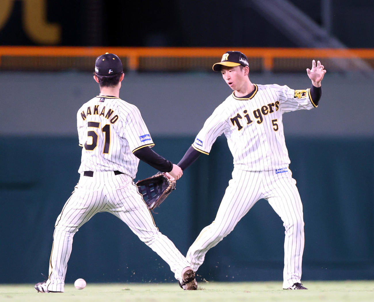 阪神対巨人　7回表巨人2死一、二塁、岡本和の打球を中野（左）、近本が追いかけてしまい、お見合いする形になり、2点適時三塁打を許す（撮影・狩俣裕三）