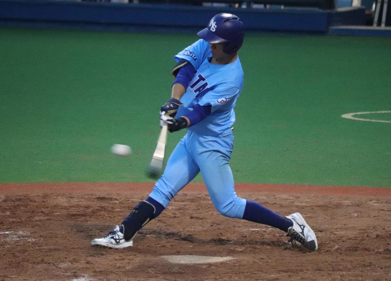 日体大対筑波大　8回表日体大無死、指名打者を解除し、打席に入った日体大・矢沢宏太投手は一飛に倒れる（撮影・阿部泰斉）