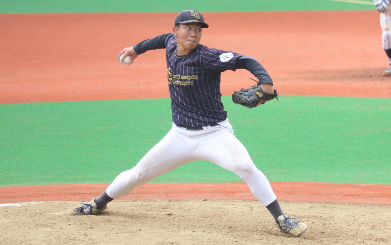 明学大対東海大　力投する明学大先発の佐藤（撮影・阿部泰斉）