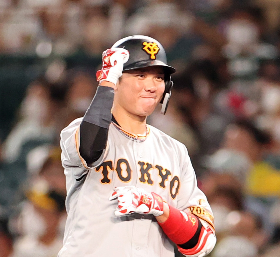 7回表巨人1死三塁、適時打を放ち、ガッツポーズを決める坂本（撮影・狩俣裕三）