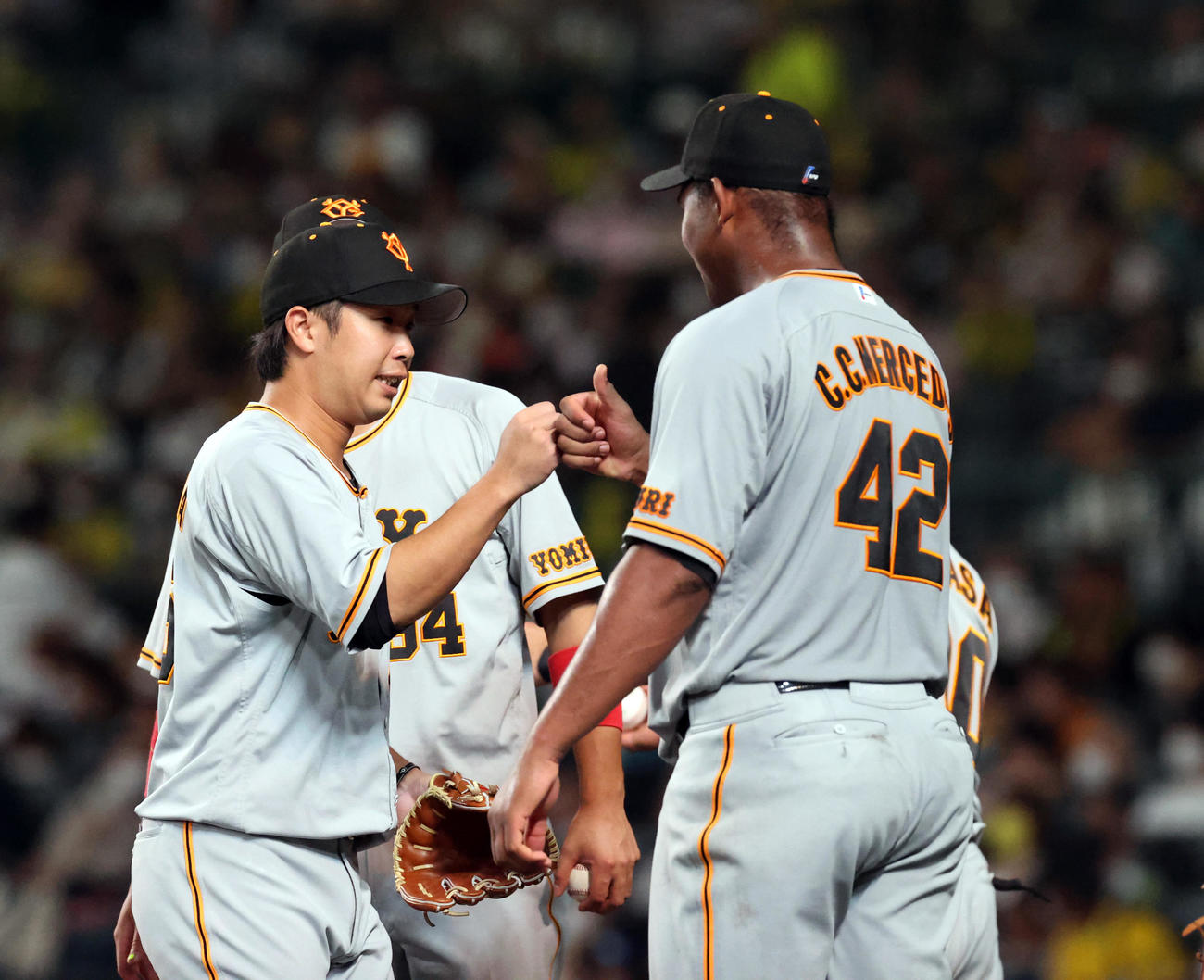 4回裏を抑えた鍬原（左）は降板したメルセデスに迎えられる（撮影・狩俣裕三）