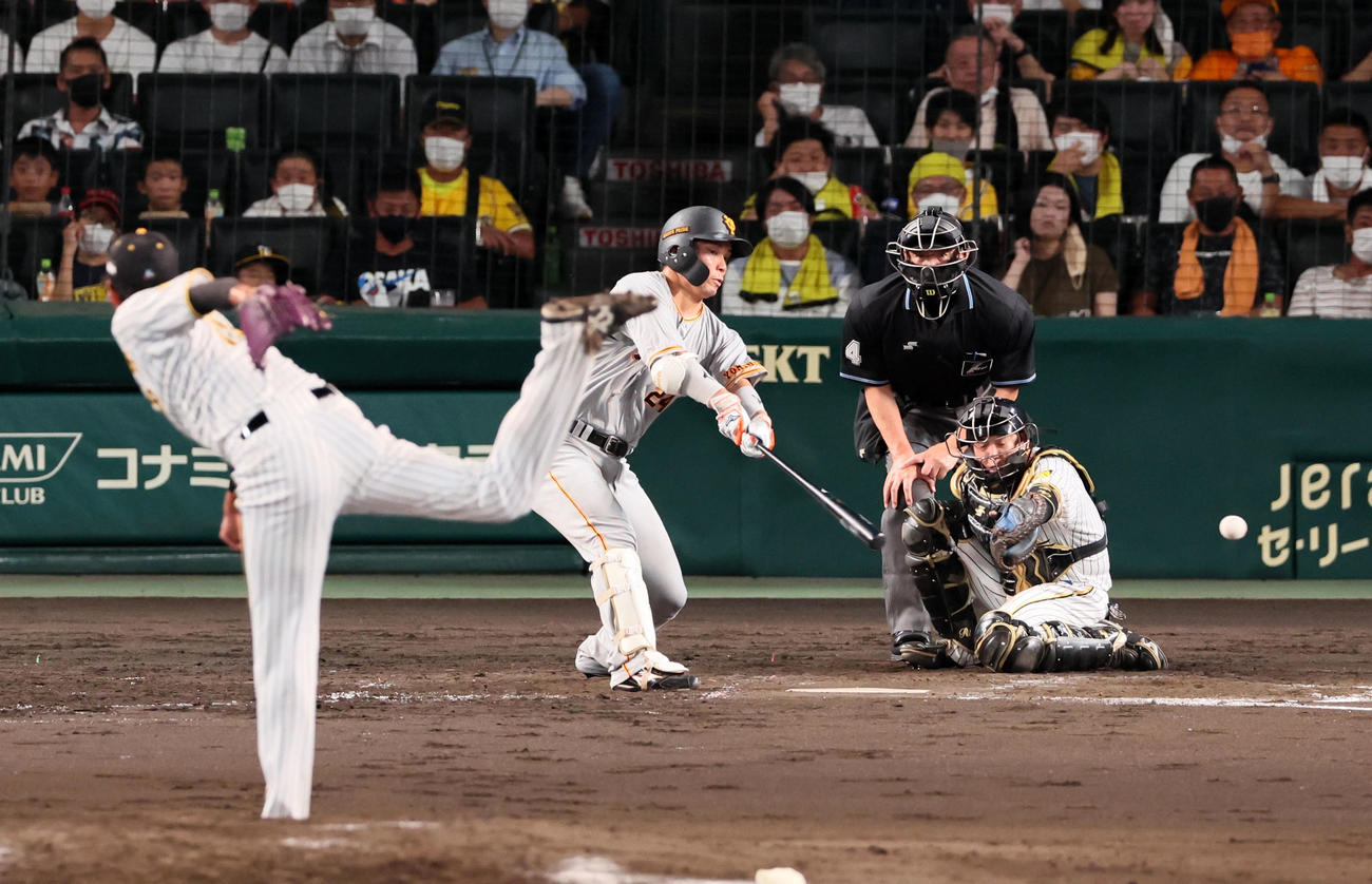 5回表巨人無死三塁、大城は左へ適時打を放つ。投手は藤浪（撮影・加藤哉）