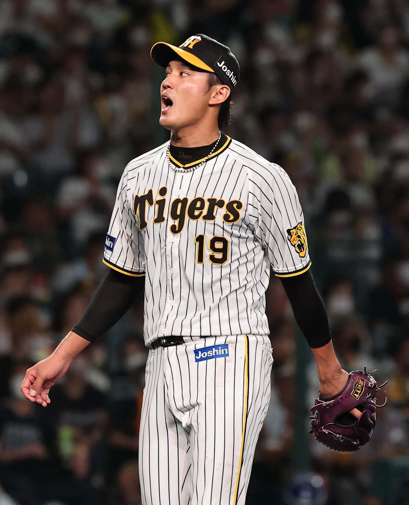 阪神対巨人　6回3失点の藤浪は悔しそうな表情を見せながらベンチに引き揚げる（撮影・上田博志）