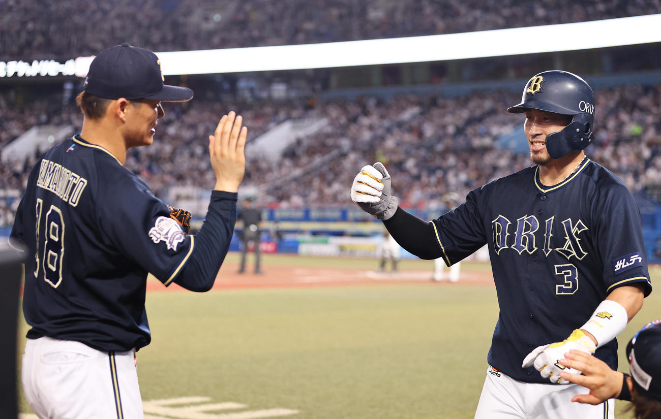 ロッテ対オリックス　6回表オリックス2死一、三塁、生還した安達（右）は山本と笑顔でタッチを交わす（撮影・垰建太）