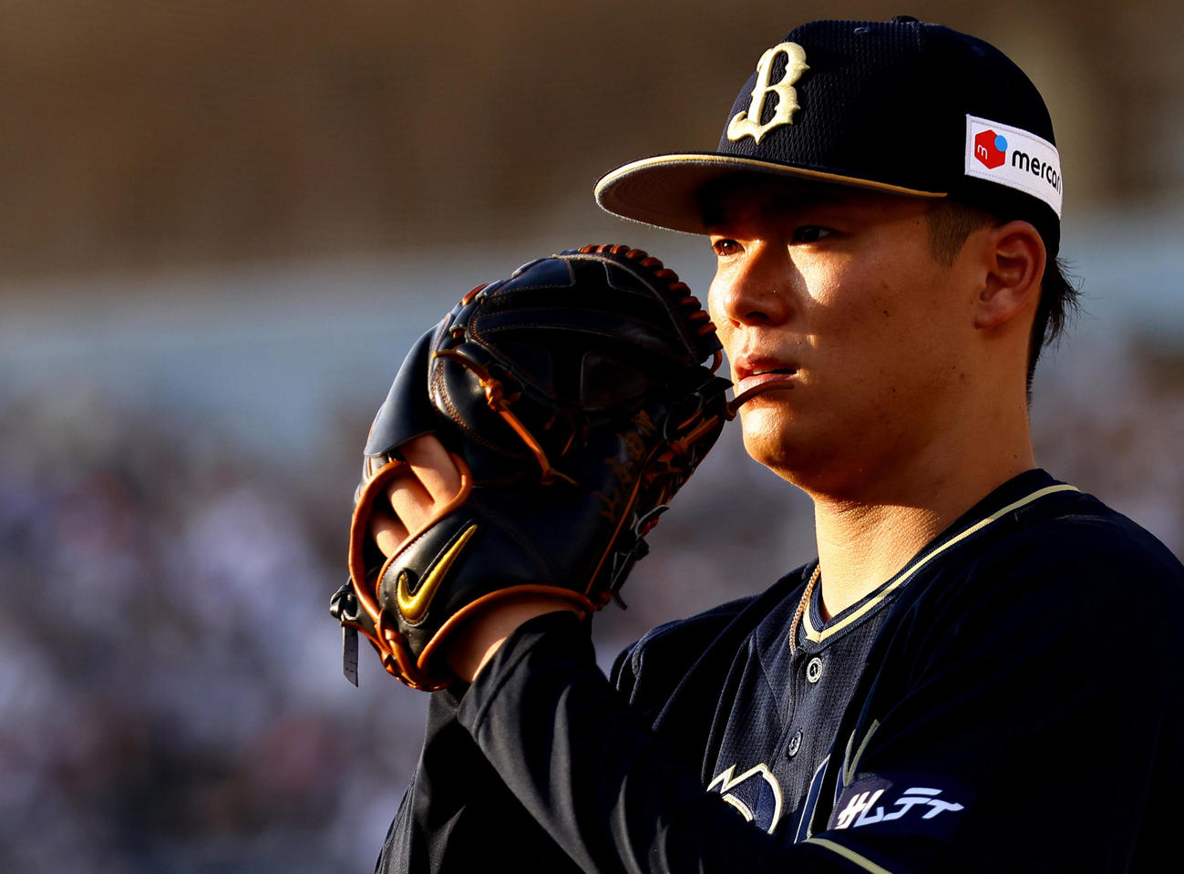 ロッテ対オリックス　西日を受けるオリックス山本（撮影・垰建太）
