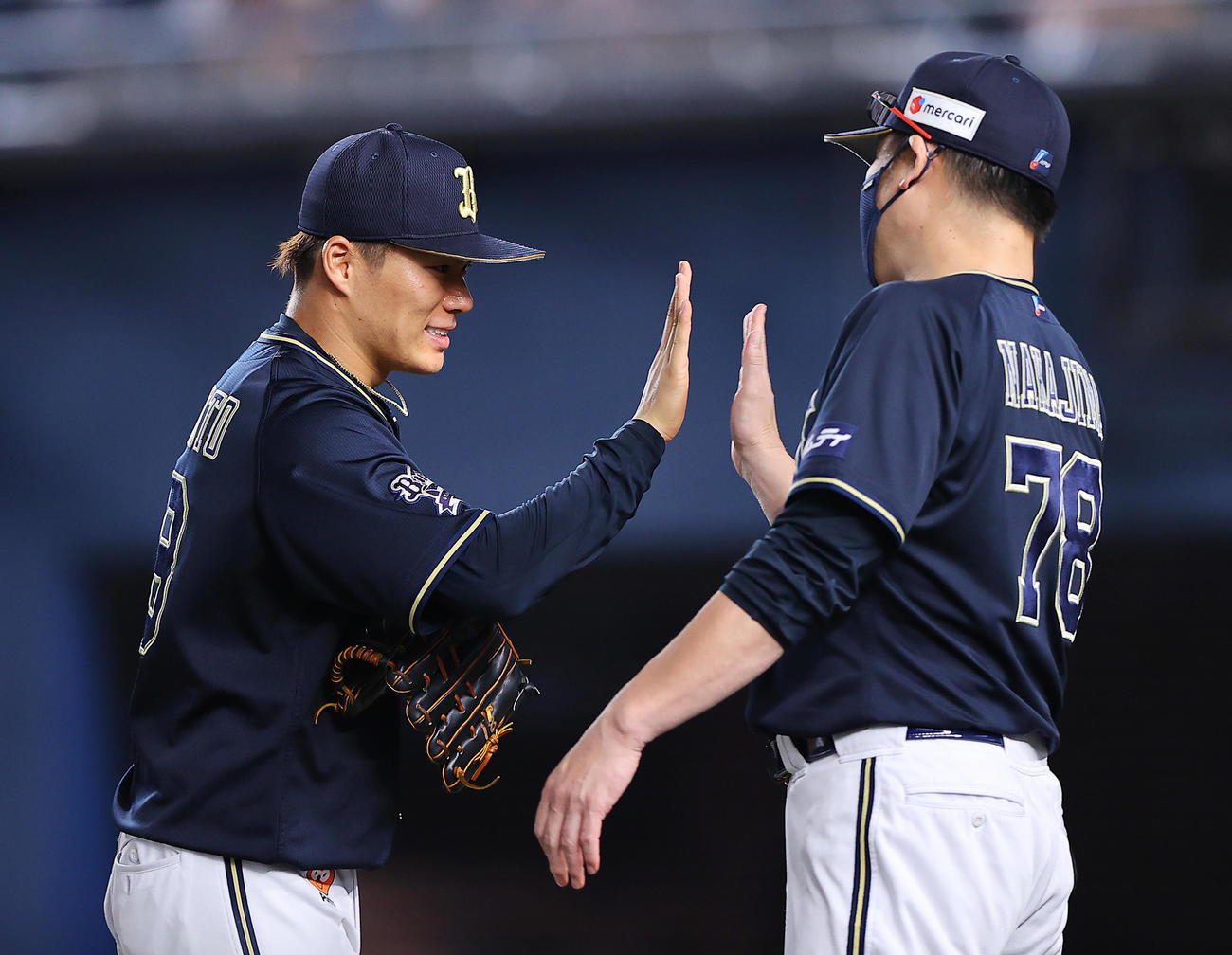 ロッテ対オリックス　ロッテに完投勝利のオリックス山本（左）は中嶋監督とタッチを交わす（撮影・垰建太）