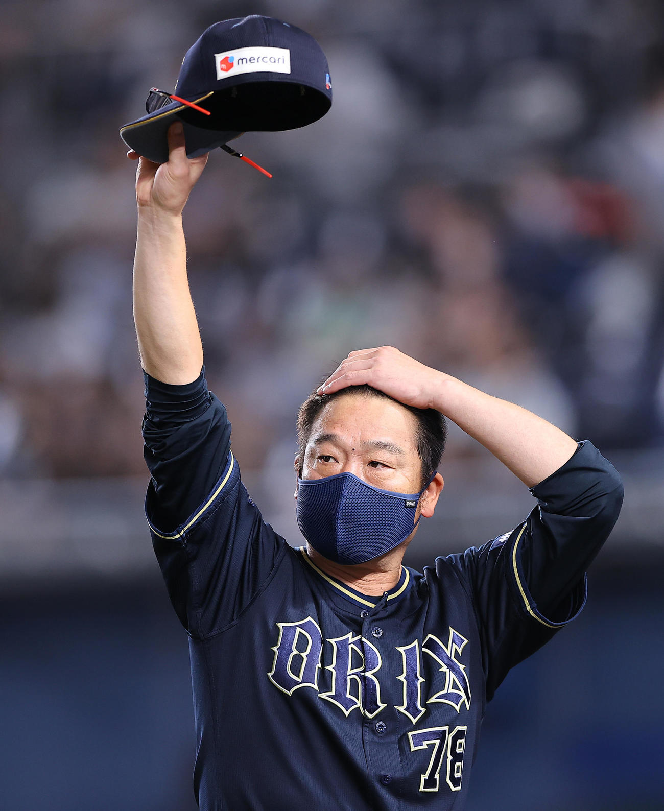 ロッテ対オリックス　ロッテに勝利し左翼席のファンに手を振るオリックス中嶋監督（撮影・垰建太）