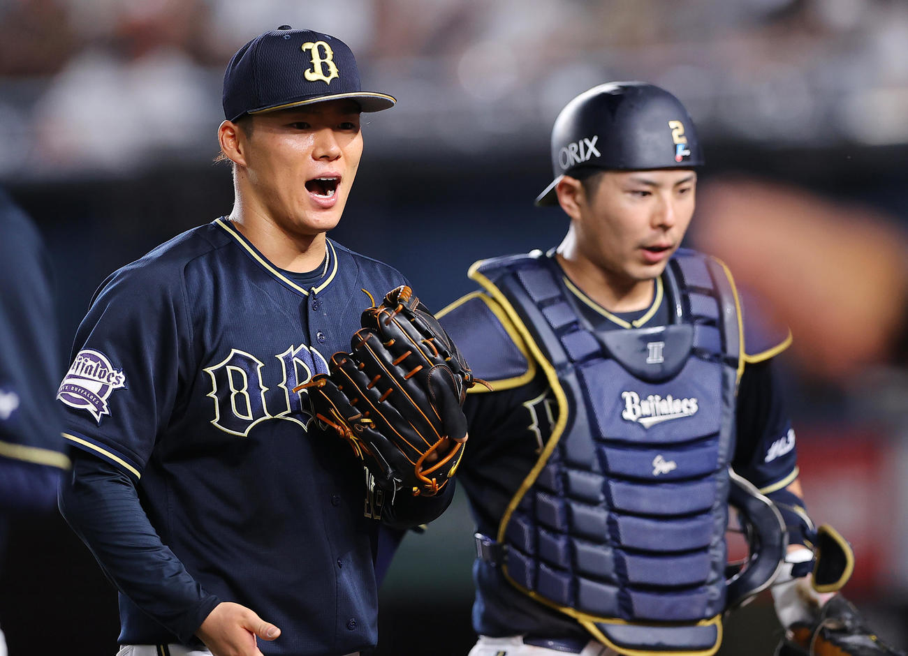 ロッテ対オリックス　6回裏ロッテの攻撃を無失点に抑え雄たけびを上げるオリックス山本（左）と若月（撮影・垰建太）