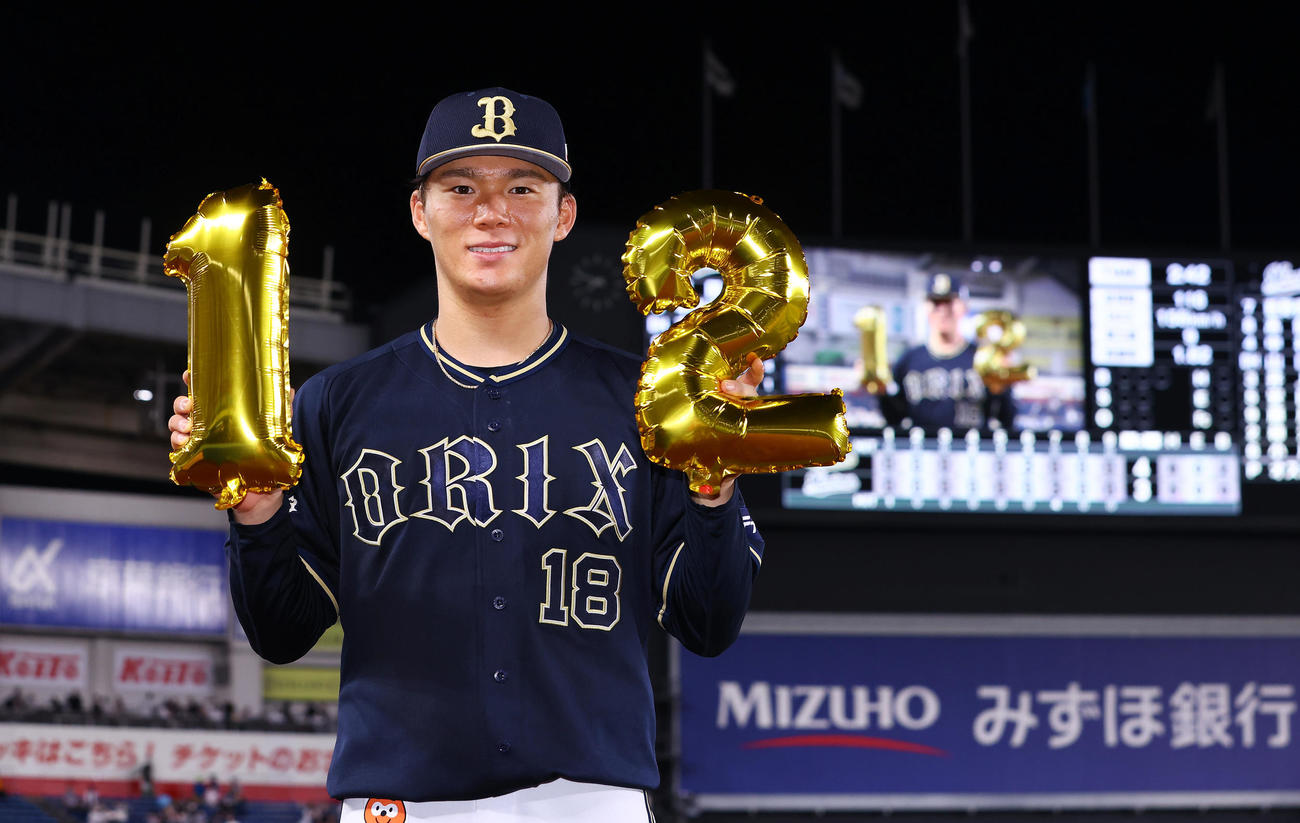 ロッテ対オリックス　12勝目を挙げ笑顔で写真に納まるオリックス山本（撮影・垰建太）