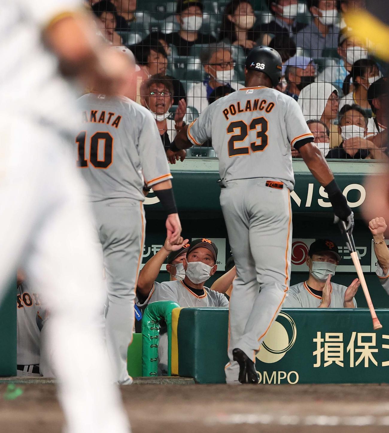 阪神対巨人　7回表巨人2死一、二塁、原監督（中央）は岡本和の2点適時二塁打で生還した中田（左）とポランコを迎える（撮影・上田博志）