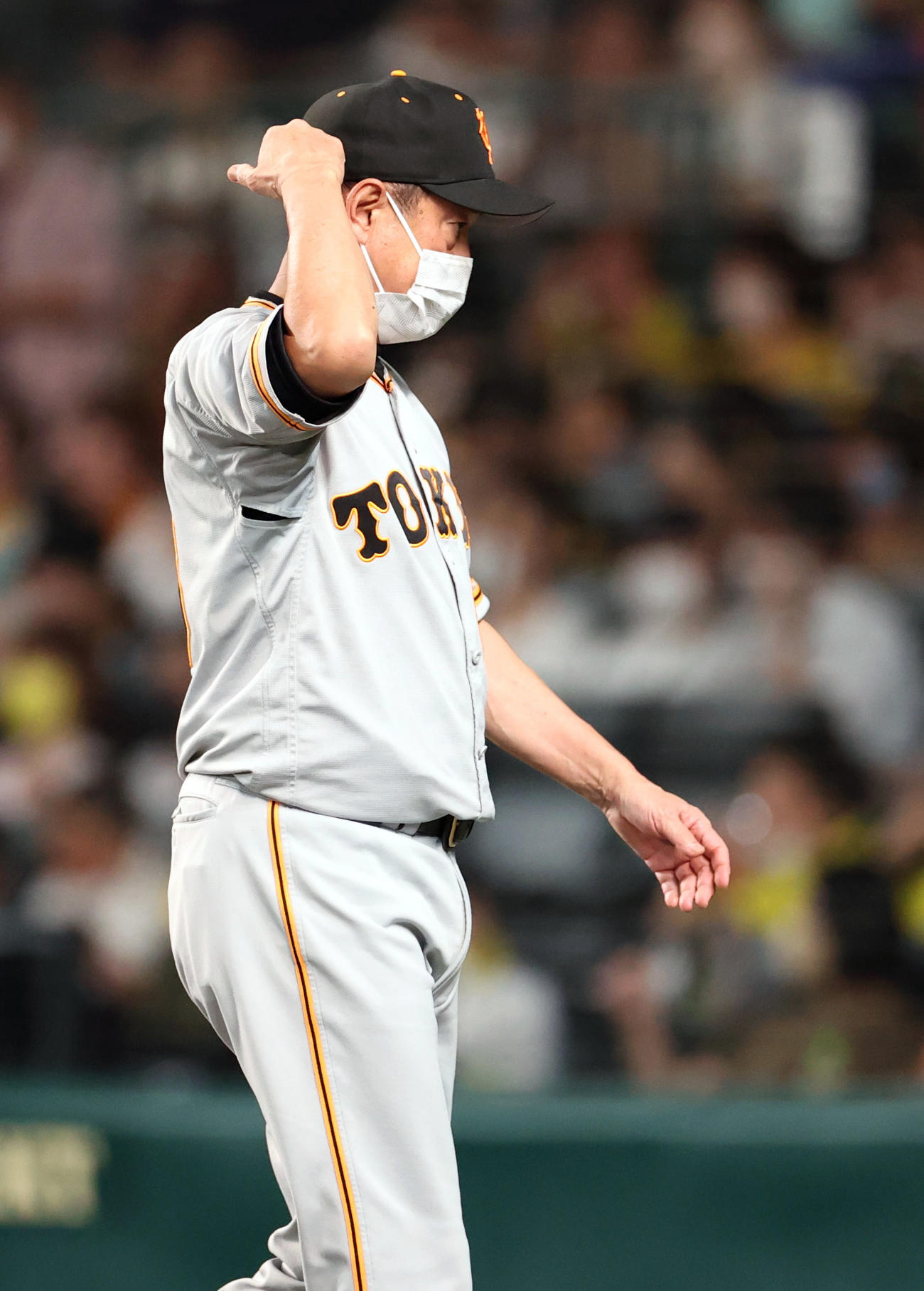 阪神対巨人　4回裏途中、メルセデスの交代を告げ、ベンチに戻る原監督（撮影・狩俣裕三）