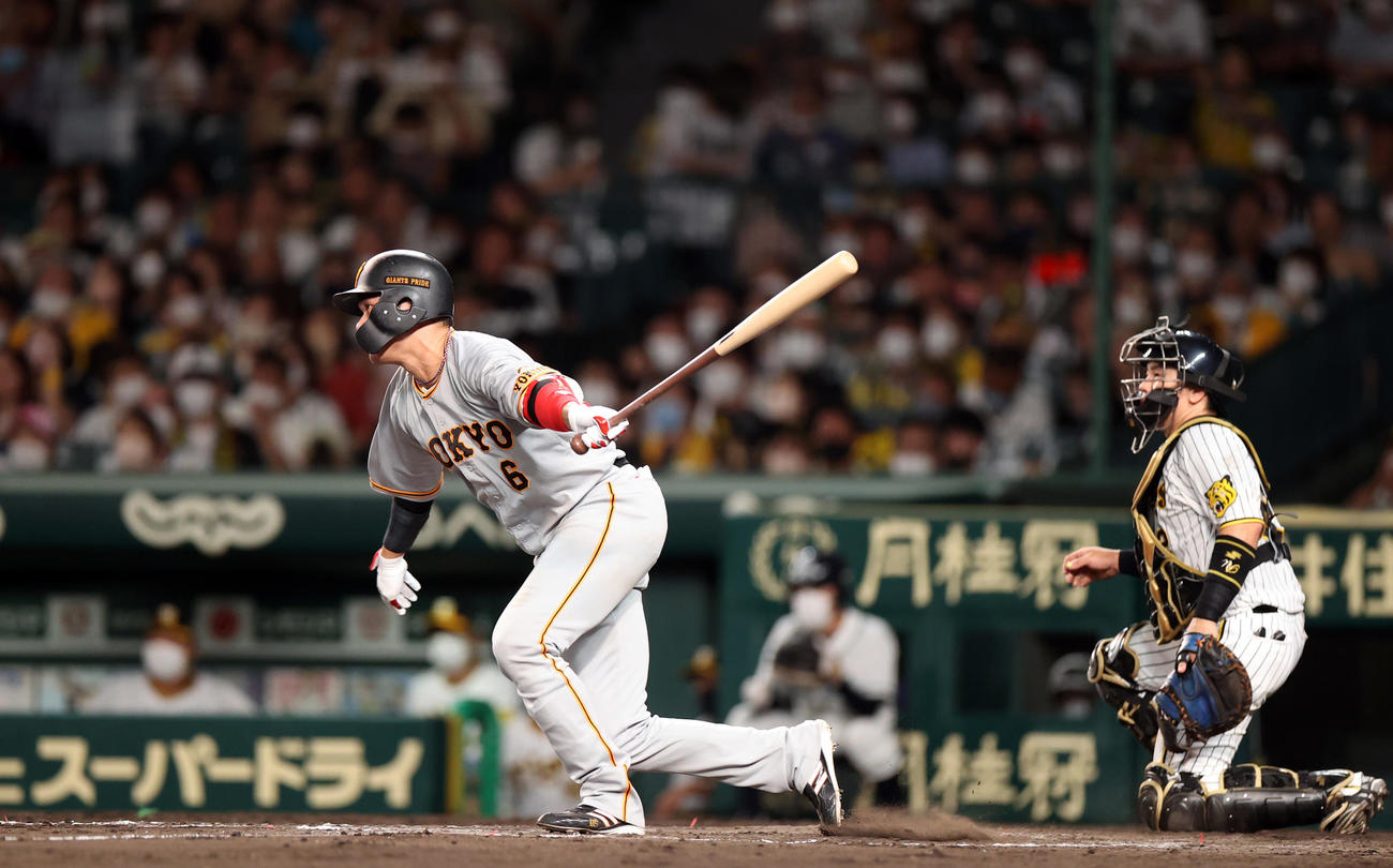 阪神対巨人　7回表巨人1死三塁、適時打を放つ坂本（撮影・狩俣裕三）