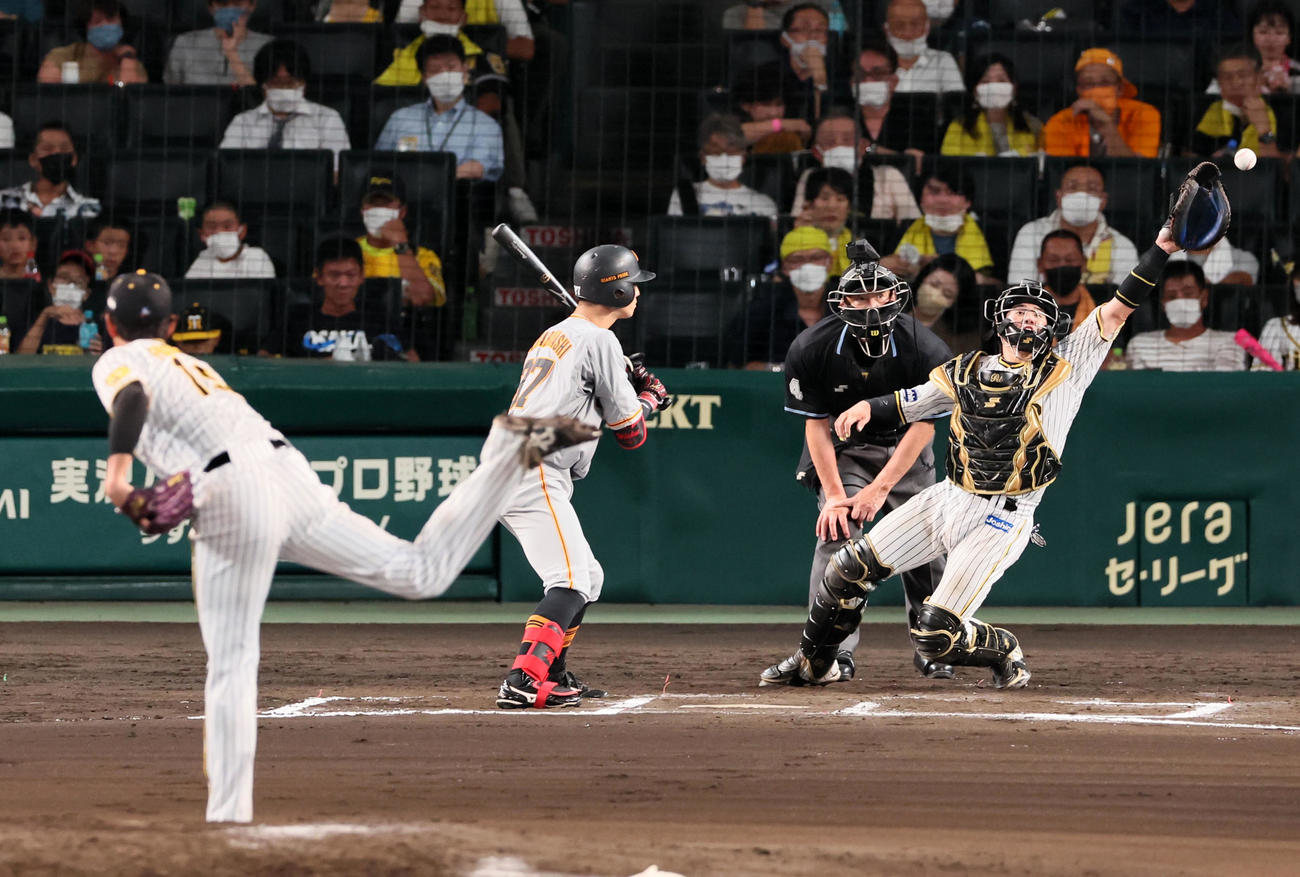 阪神対巨人　6回表巨人1死一、三塁、打者若林の時、藤浪は暴投で3点目を失う。捕手は梅野（撮影・加藤哉）