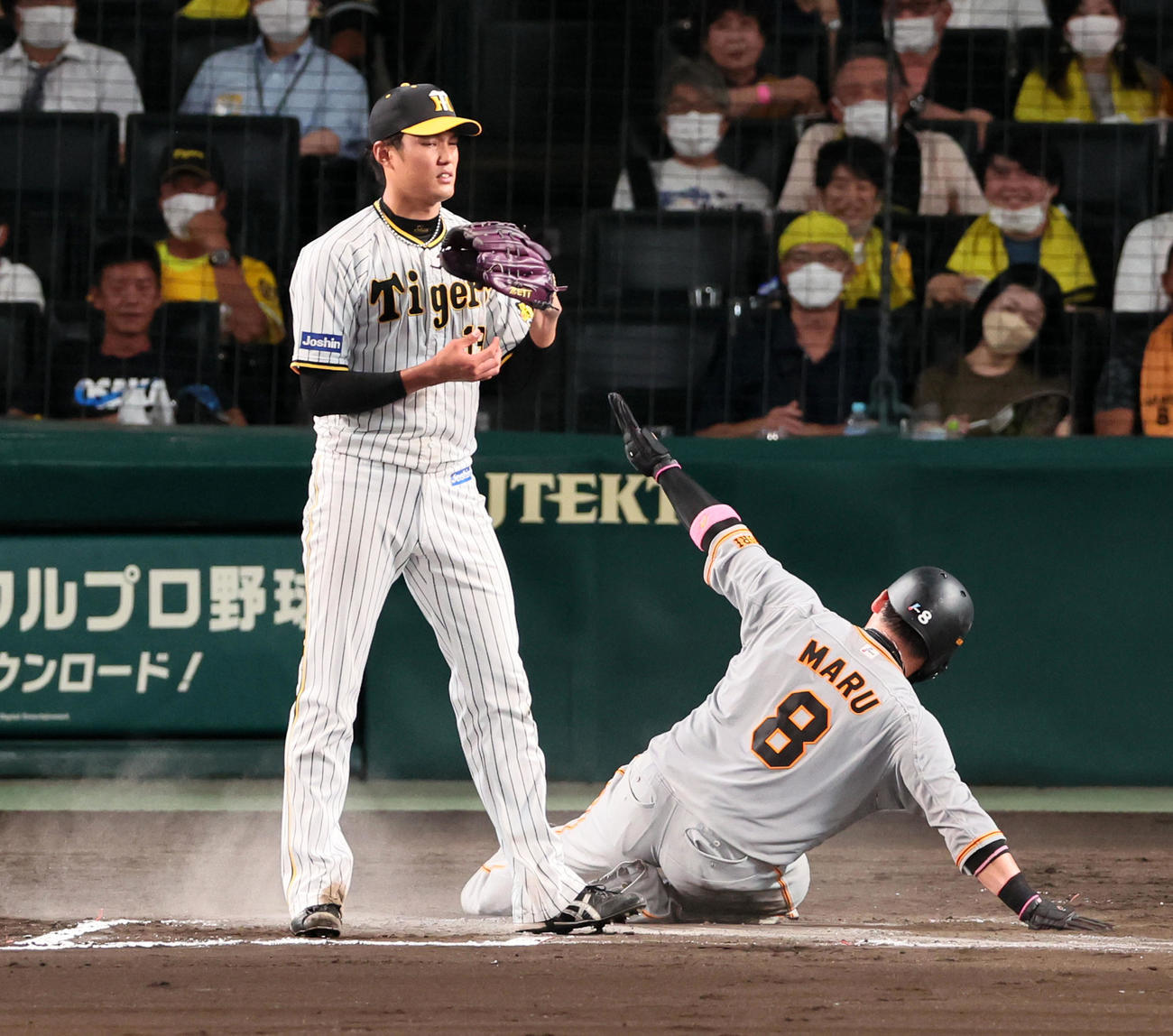 阪神対巨人　6回表巨人1死一、三塁、打者若林の時、藤浪は暴投で3点目を失う。右は生還した丸（撮影・加藤哉）