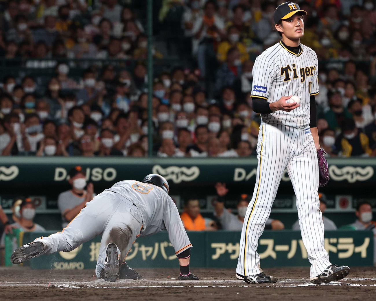 阪神対巨人　6回表巨人1死一、三塁、打者若林の時、藤浪は暴投で3点目を失う。左は生還した丸（撮影・上田博志）