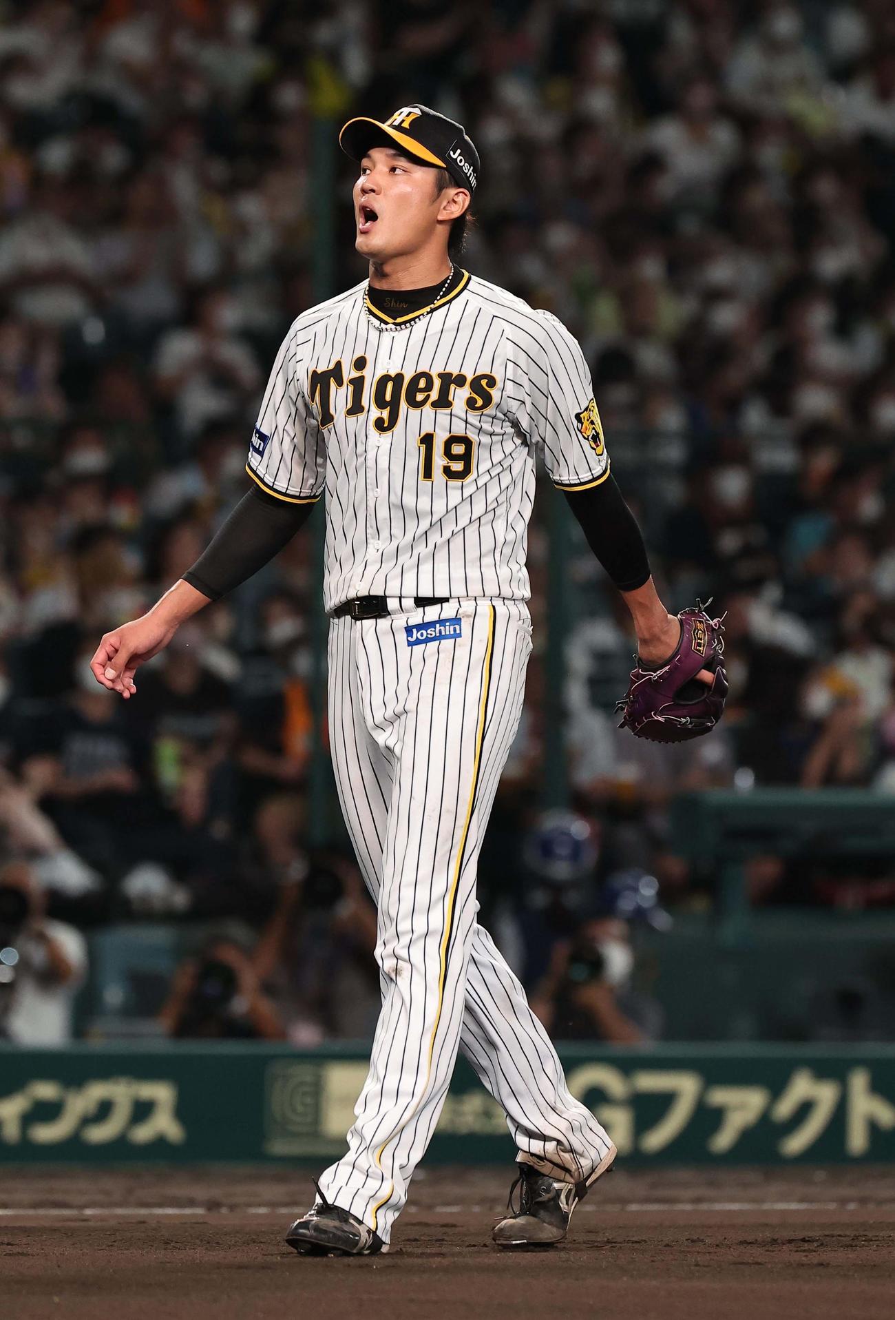 阪神対巨人　6回3失点の藤浪は悔しそうな表情を見せながらベンチに引き揚げる（撮影・上田博志）