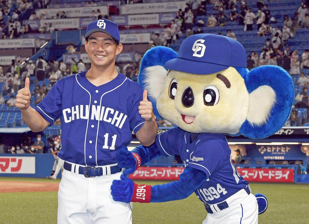 7勝目を飾った中日小笠原はドアラと笑顔で記念撮影（撮影・たえ見朱実）