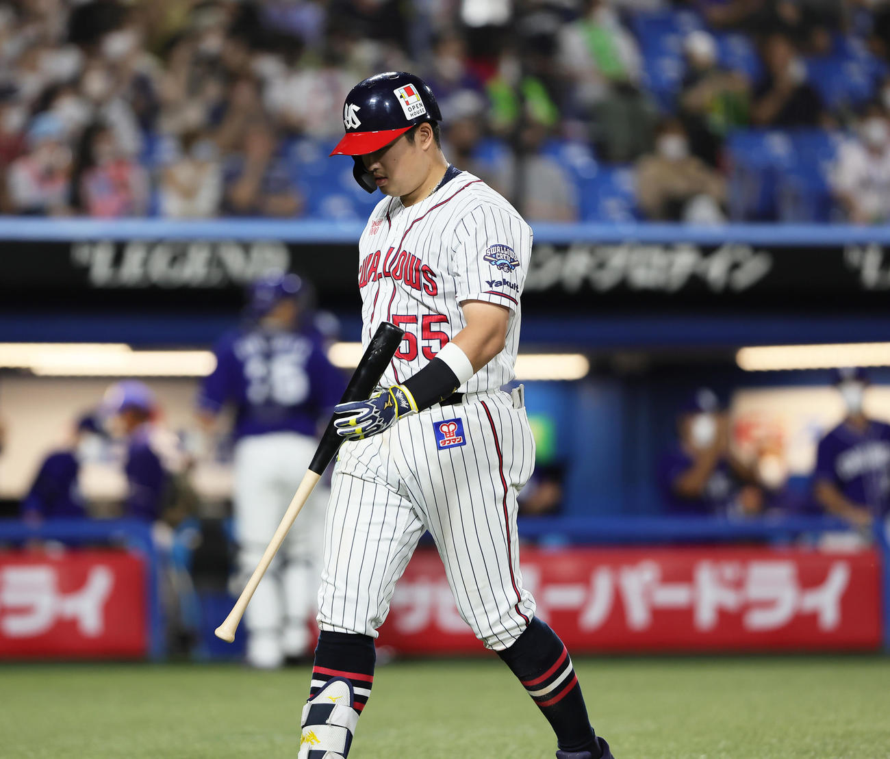 6回裏ヤクルト2死、空振り三振に倒れた村上（撮影・足立雅史）