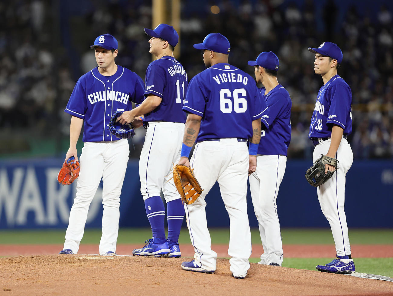 8回途中、マウンドを降りる中日小笠原（左から2人目）（撮影・足立雅史）