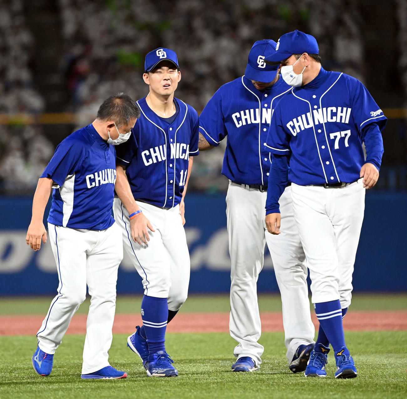 4回裏ヤクルト無死一、三塁、オスナの投直で治療のためベンチに下がる小笠原（撮影・たえ見朱実）