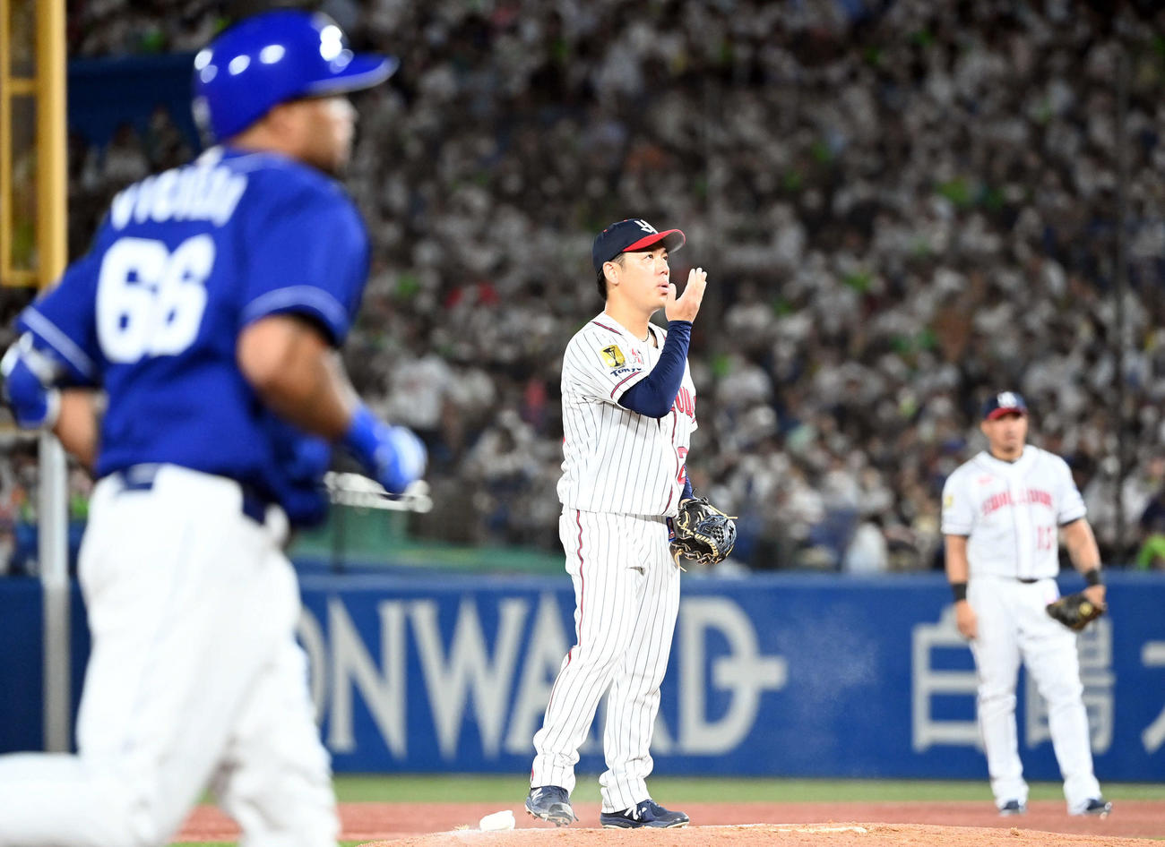 ヤクルト対中日　6回表ヤ中日1死、ビシエドにソロ本塁打を浴びる小川（撮影・たえ見朱実）