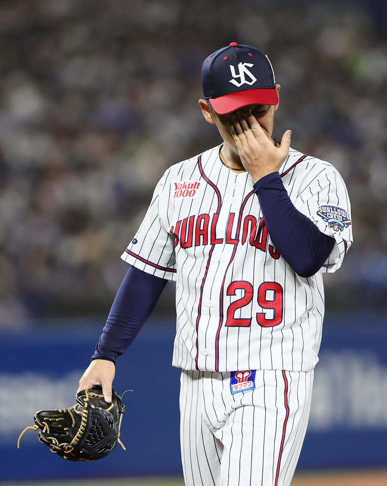 ヤクルト対中日　6回表中日に追加点を許し、浮かない様子でベンチに戻るヤクルト小川（撮影・足立雅史）