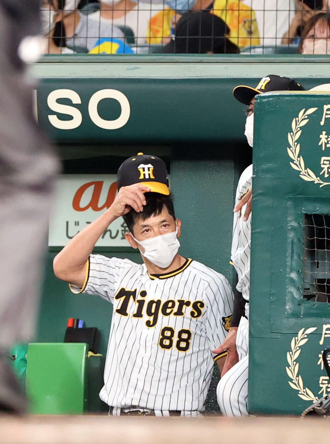 阪神対巨人　試合後、疲れた様子で脱帽する矢野監督（撮影・狩俣裕三）