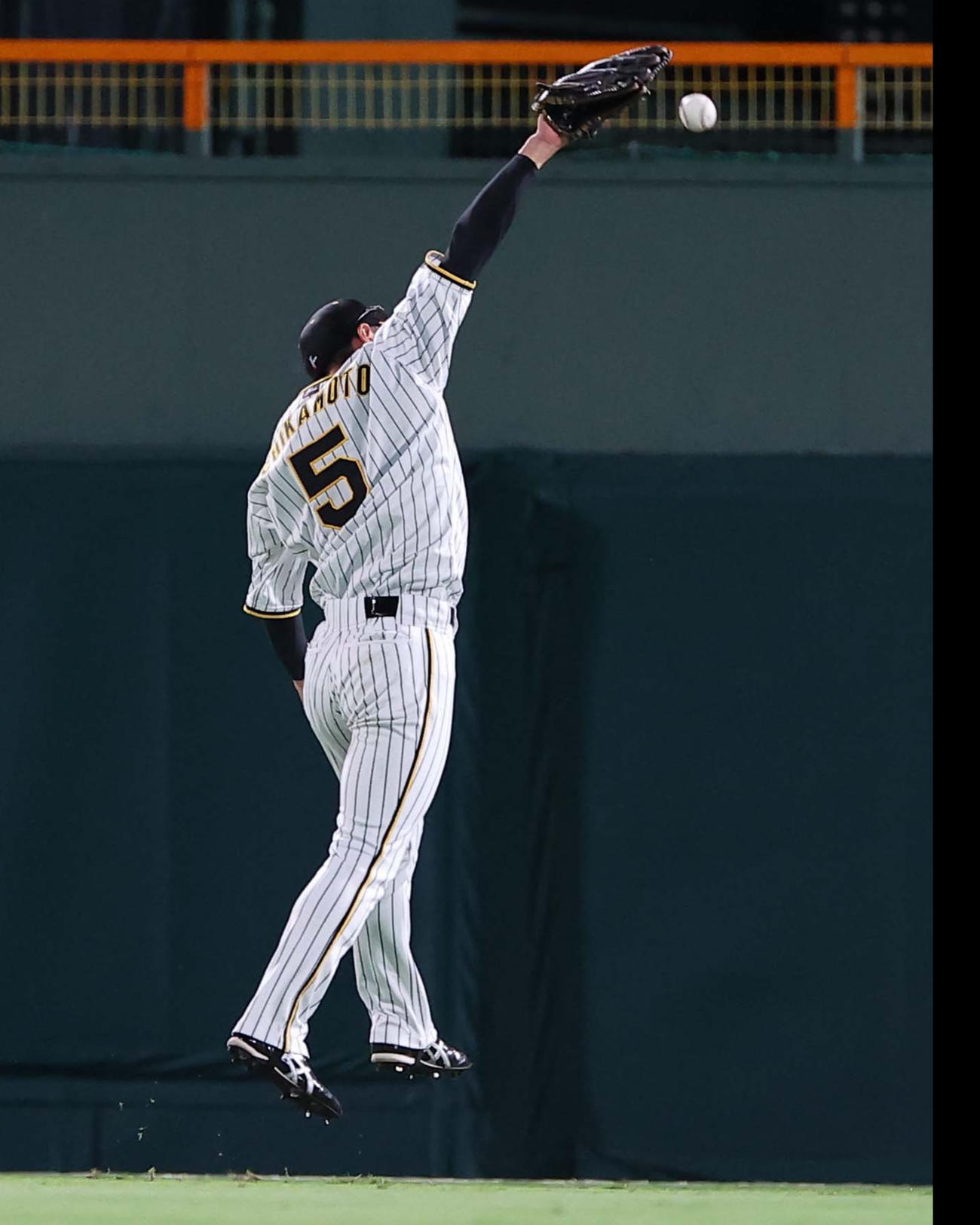 阪神対巨人　5回表巨人無死、近本は吉川の打球を捕れず三塁打を許す（撮影・上田博志）