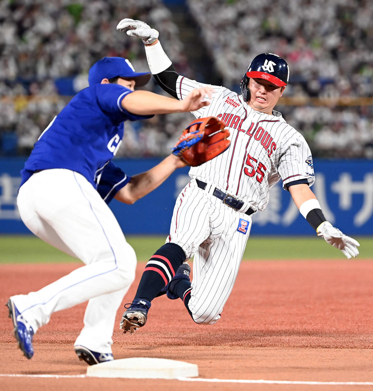 ヤクルト対中日　2回裏ヤクルト1死二塁、三盗を狙うもアウトになる村上（右）。三塁手阿部（撮影・たえ見朱実）