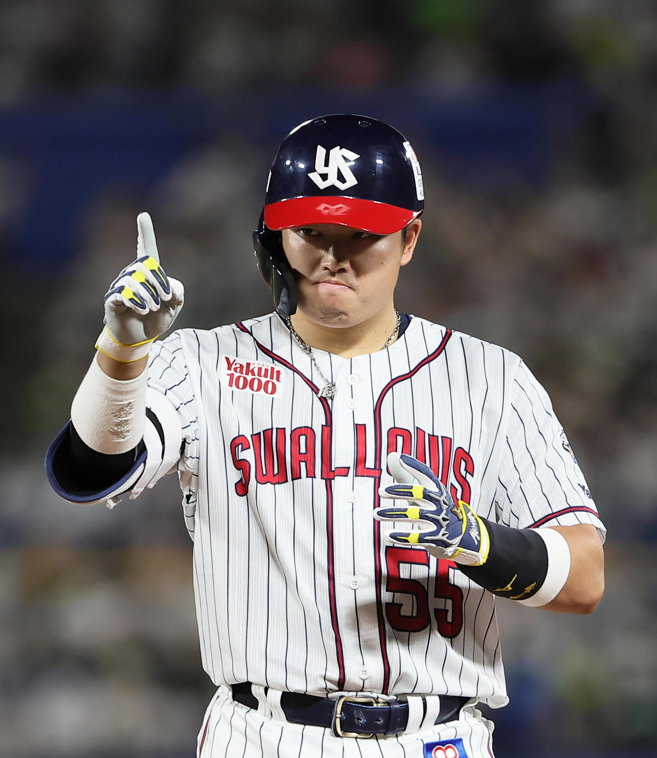 ヤクルト対中日　4回裏ヤクルト無死一塁、村上は中前打を放ちベンチにポーズを決める（撮影・足立雅史）