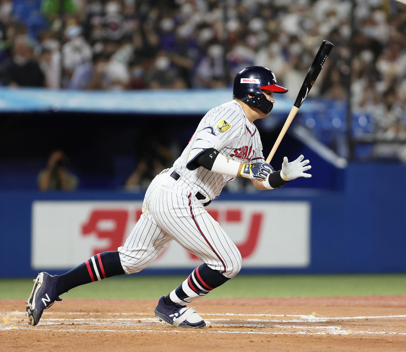 ヤクルト対中日　9回裏ヤクルト無死、右前打を放つ村上（撮影・足立雅史）