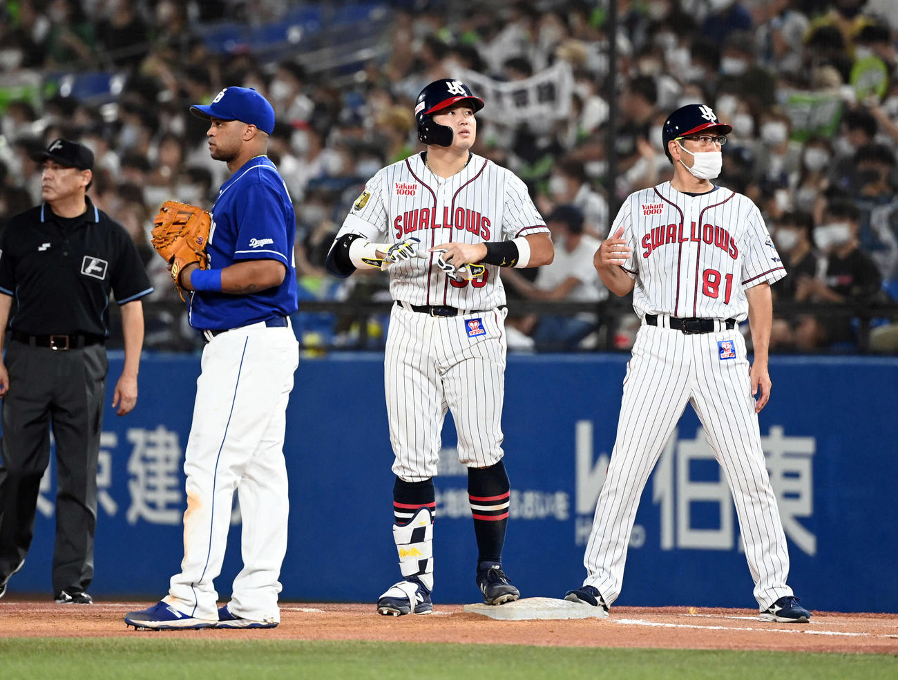 ヤクルト対中日　9回裏ヤクルト無死、右前打を放った村上（撮影・たえ見朱実）